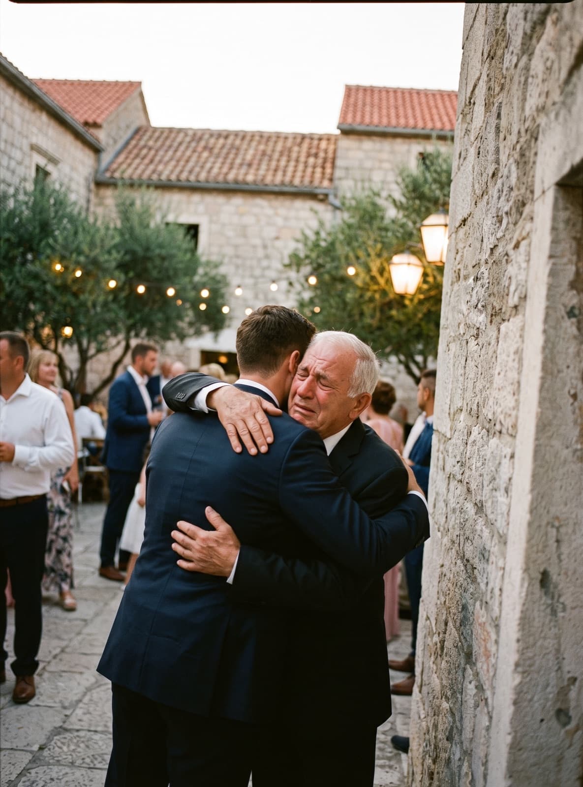 Mladoženja grli oca